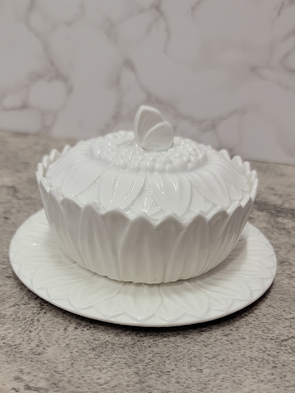Vintage PV France Sunflower covered dish - Picture 2 of 10